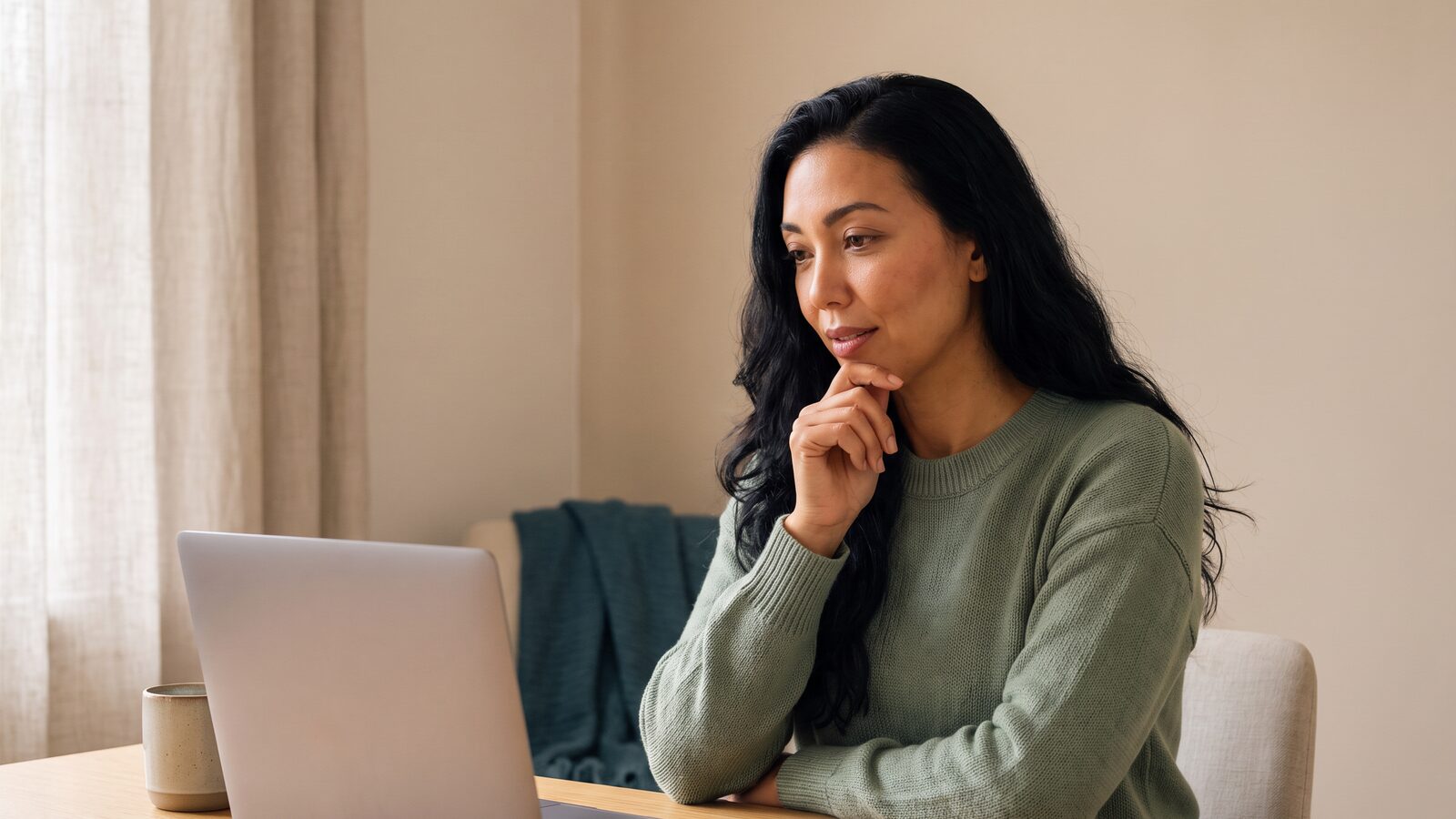 Daniela Reges em atendimento online, ouvindo com atenção diante do notebook